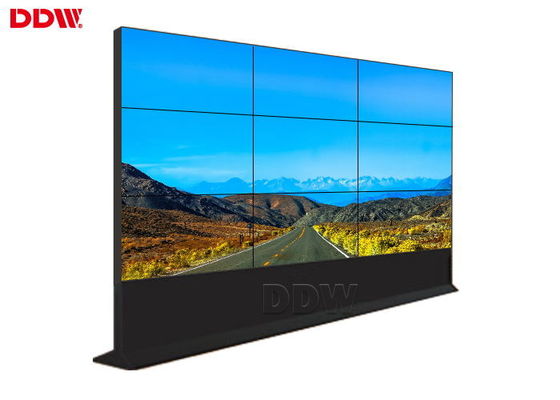 Assoalho que está o controle comum da matriz video comercial do apoio da exposição de parede